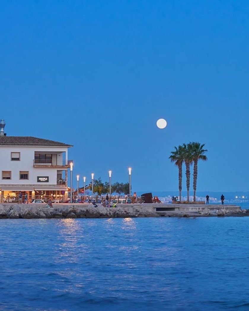 Luna llena sobre el puerto del Portixol