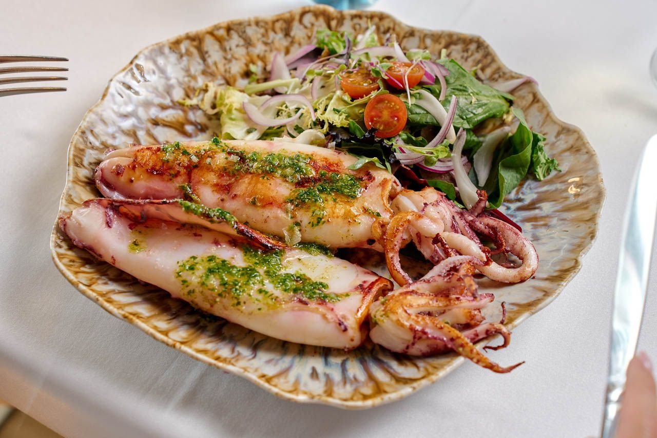 Calamar fresco a la plancha con ensalada