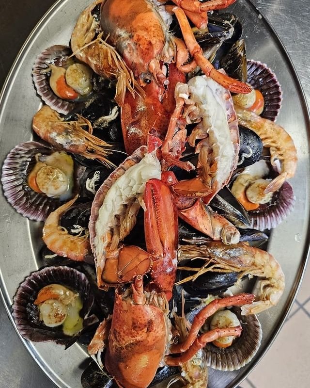 Bandeja de marisco con cáscara: bogavante, gambas y almejas